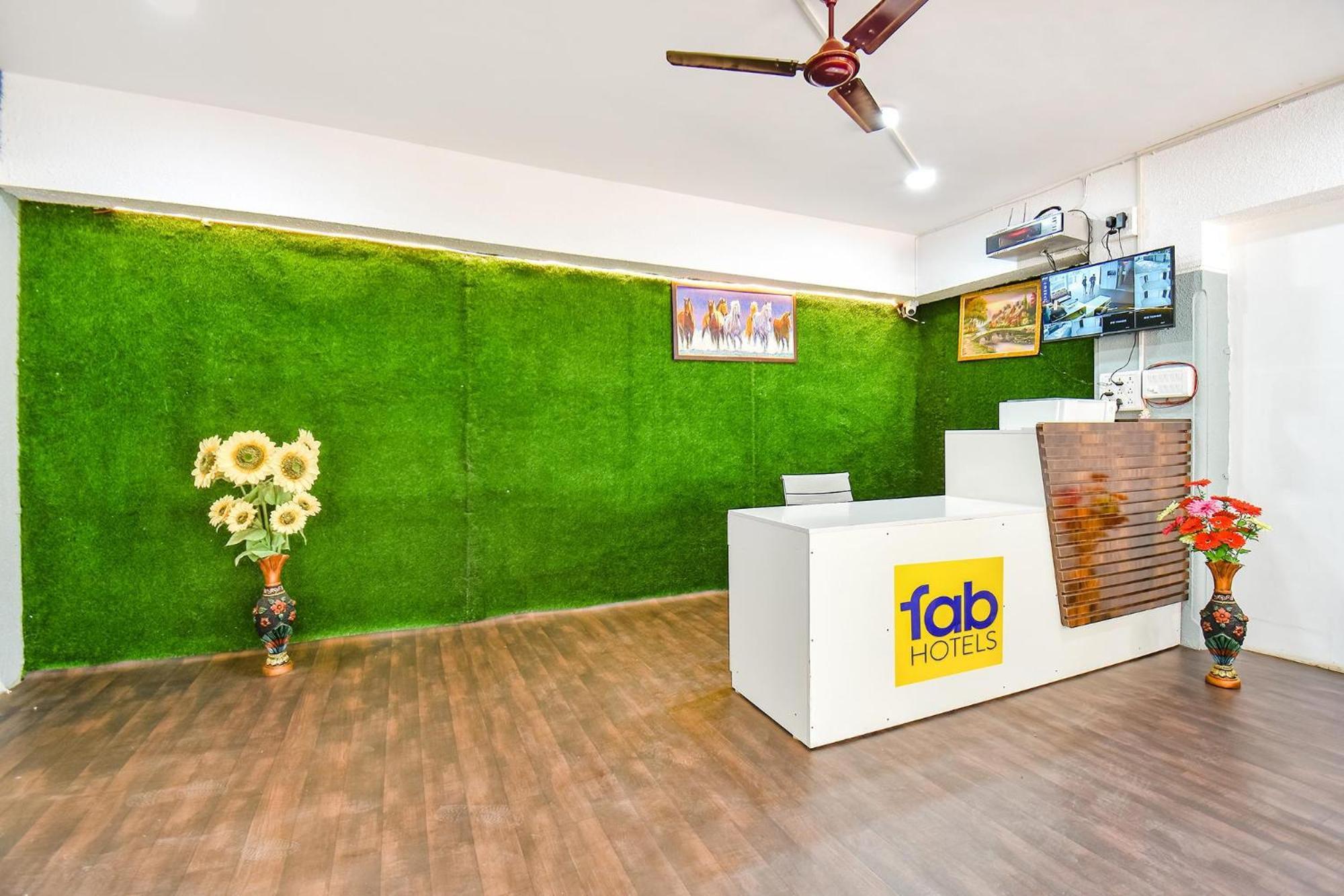 פונה Fabhotel Skylight Studio Rooms - Nr Mcf Camp מראה חיצוני תמונה